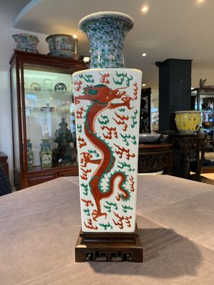A pair of Chinese famille verte 'dragon' vases and wooden stands, Chenghua mark, 19th C. — photo 14