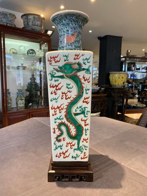 A pair of Chinese famille verte 'dragon' vases and wooden stands, Chenghua mark, 19th C. — photo 15