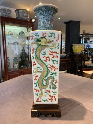 A pair of Chinese famille verte 'dragon' vases and wooden stands, Chenghua mark, 19th C. — photo 16