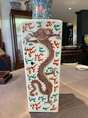 A pair of Chinese famille verte 'dragon' vases and wooden stands, Chenghua mark, 19th C. — photo 20