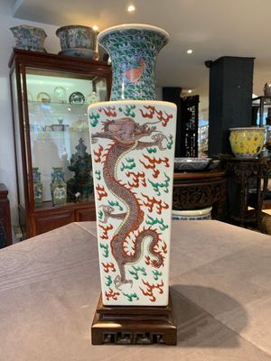 A pair of Chinese famille verte 'dragon' vases and wooden stands, Chenghua mark, 19th C. — photo 2