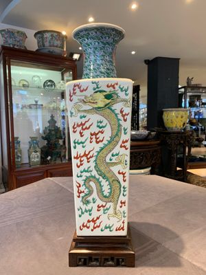A pair of Chinese famille verte 'dragon' vases and wooden stands, Chenghua mark, 19th C. — photo 3