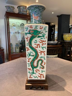 A pair of Chinese famille verte 'dragon' vases and wooden stands, Chenghua mark, 19th C. — photo 4