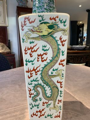 A pair of Chinese famille verte 'dragon' vases and wooden stands, Chenghua mark, 19th C. — photo 10