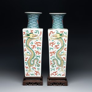 A pair of Chinese famille verte 'dragon' vases and wooden stands, Chenghua mark, 19th C. — photo 1