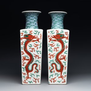 A pair of Chinese famille verte 'dragon' vases and wooden stands, Chenghua mark, 19th C. — photo 4