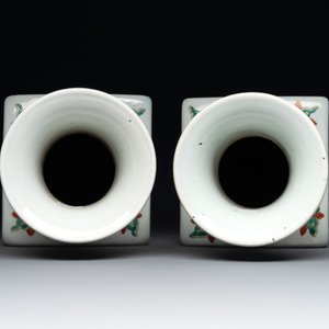 A pair of Chinese famille verte 'dragon' vases and wooden stands, Chenghua mark, 19th C. — photo 6