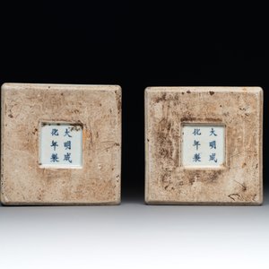 A pair of Chinese famille verte 'dragon' vases and wooden stands, Chenghua mark, 19th C. — photo 7