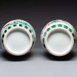 A pair of Chinese famille verte 'Elegant Beauties and Playing Boys' vases, 20th C. — photo 6