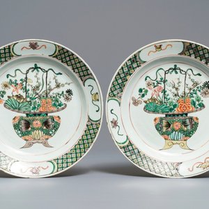 A pair of Chinese famille verte flower basket dishes, Kangxi — photo 1