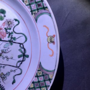 A pair of Chinese famille verte flower basket dishes, Kangxi — photo 11