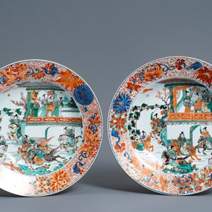 A pair of Chinese famille verte 'General Yang and Mu Guiying' dishes, Kangxi — 照片 1