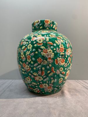 A pair of Chinese famille verte green-ground 'prunus' jars and covers, 19th C. — photo 3