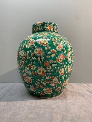 A pair of Chinese famille verte green-ground 'prunus' jars and covers, 19th C. — photo 4