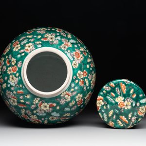 A pair of Chinese famille verte green-ground 'prunus' jars and covers, 19th C. — photo 3