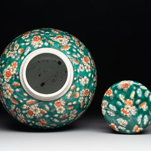 A pair of Chinese famille verte green-ground 'prunus' jars and covers, 19th C. — photo 4