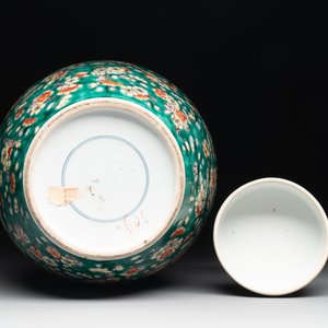 A pair of Chinese famille verte green-ground 'prunus' jars and covers, 19th C. — photo 5