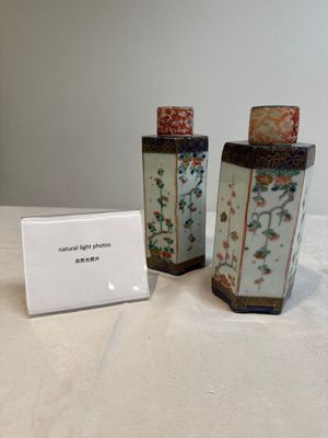A pair of Chinese famille verte hexagonal tea caddies and covers with floral design, Kangxi — photo 1