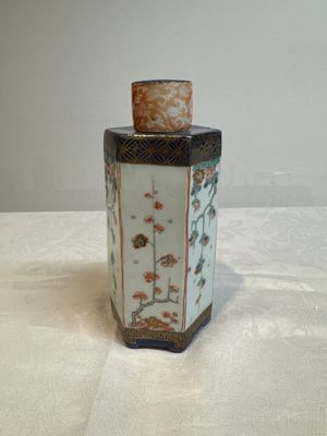 A pair of Chinese famille verte hexagonal tea caddies and covers with floral design, Kangxi — photo 2