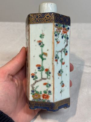 A pair of Chinese famille verte hexagonal tea caddies and covers with floral design, Kangxi — photo 21