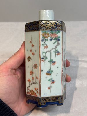 A pair of Chinese famille verte hexagonal tea caddies and covers with floral design, Kangxi — photo 3