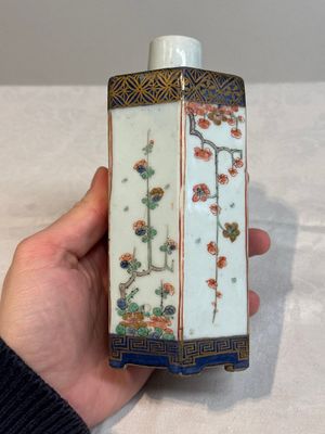 A pair of Chinese famille verte hexagonal tea caddies and covers with floral design, Kangxi — photo 4