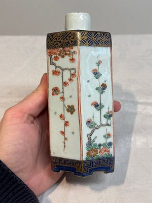 A pair of Chinese famille verte hexagonal tea caddies and covers with floral design, Kangxi — photo 5