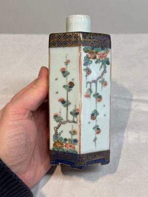 A pair of Chinese famille verte hexagonal tea caddies and covers with floral design, Kangxi — photo 6