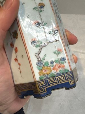 A pair of Chinese famille verte hexagonal tea caddies and covers with floral design, Kangxi — photo 7