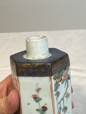 A pair of Chinese famille verte hexagonal tea caddies and covers with floral design, Kangxi — photo 10