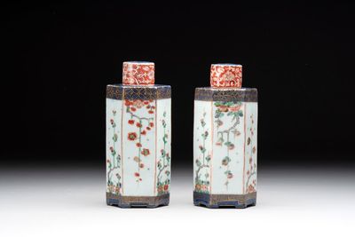 A pair of Chinese famille verte hexagonal tea caddies and covers with floral design, Kangxi