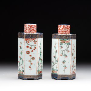 A pair of Chinese famille verte hexagonal tea caddies and covers with floral design, Kangxi — photo 1