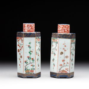 A pair of Chinese famille verte hexagonal tea caddies and covers with floral design, Kangxi — photo 2