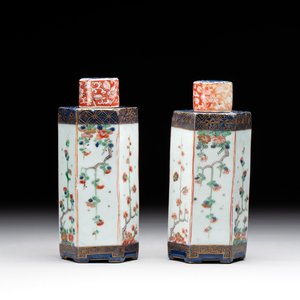 A pair of Chinese famille verte hexagonal tea caddies and covers with floral design, Kangxi — photo 3