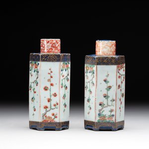 A pair of Chinese famille verte hexagonal tea caddies and covers with floral design, Kangxi — photo 4