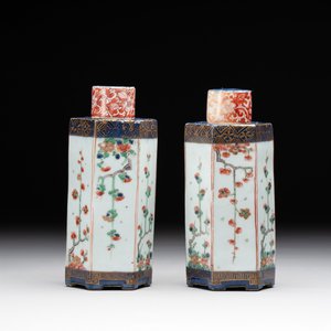 A pair of Chinese famille verte hexagonal tea caddies and covers with floral design, Kangxi — photo 5