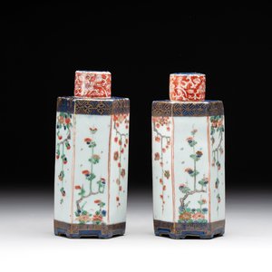A pair of Chinese famille verte hexagonal tea caddies and covers with floral design, Kangxi — photo 6
