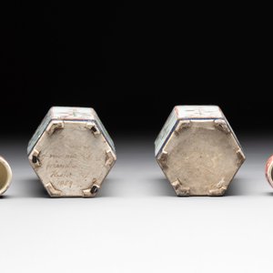 A pair of Chinese famille verte hexagonal tea caddies and covers with floral design, Kangxi — photo 8