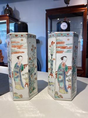 A pair of Chinese famille verte square tea caddies, Kangxi — 照片 1