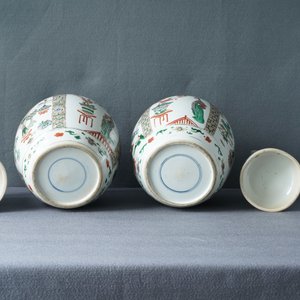 A pair of Chinese famille verte jars and covers, Kangxi — 照片 11