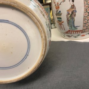 A pair of Chinese famille verte jars and covers, Kangxi — 照片 21