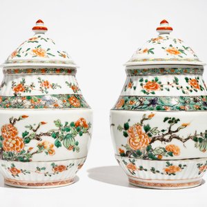 A pair of Chinese famille verte jars and covers, Kangxi — photo 2