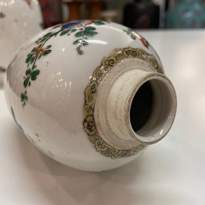 A pair of Chinese famille verte jars with birds among blossoming branches, Kangxi — 照片 15