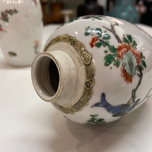 A pair of Chinese famille verte jars with birds among blossoming branches, Kangxi — 照片 16