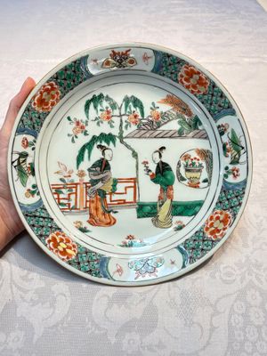 A pair of Chinese famille verte 'Ladies in a Garden' plates, Kangxi — foto 1