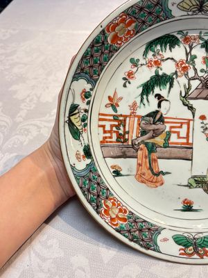 A pair of Chinese famille verte 'Ladies in a Garden' plates, Kangxi — foto 11