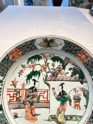 A pair of Chinese famille verte 'Ladies in a Garden' plates, Kangxi — foto 12