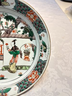 A pair of Chinese famille verte 'Ladies in a Garden' plates, Kangxi — foto 13