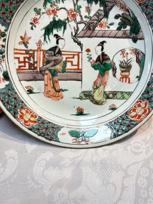 A pair of Chinese famille verte 'Ladies in a Garden' plates, Kangxi — foto 14