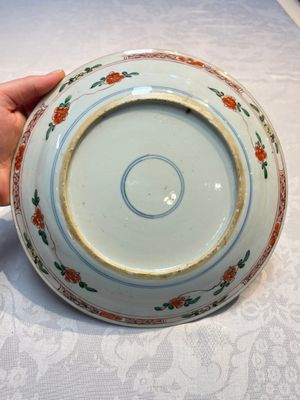 A pair of Chinese famille verte 'Ladies in a Garden' plates, Kangxi — foto 15